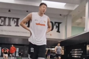 王少杰直播中着宏远训练装备锻炼身体，表示暂时不回广东，未来动向尚未明确