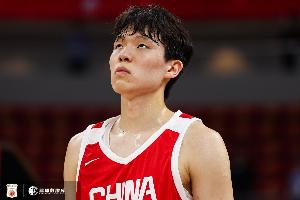 杨瀚森在国家队排名第三中锋，应以继伟大秋为核心内外作战