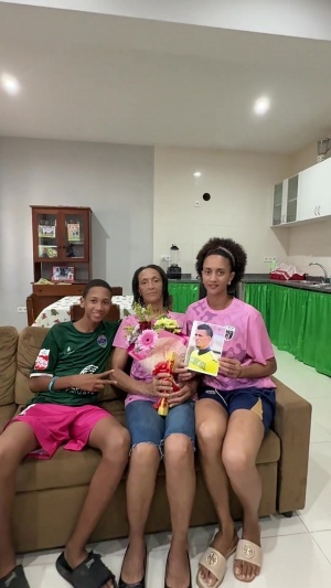 佛得角华人分享视频:协助沃齐尼亚母亲办理赴美手续,昨日送至机场告别