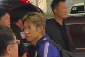 韩粉丝机场斥责洪明甫，李刚仁旁立沉思久