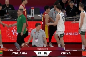 张宇辰手感不佳，中国U17男篮远投火力减弱，陈昱休投篮不顺