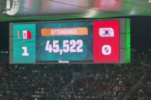 球迷见证主队提前晋级,45522人齐聚现场目睹墨西哥1-0击败韩国