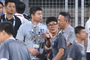 记者：于根伟因补时不足争执被出示红牌，球员感到无奈与愤怒