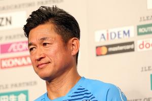 雅虎体育报道：日本J3联赛的福岛联队与59岁前锋三浦知良续约，他将继续踢球至60岁