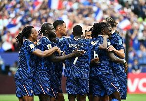 法国在国际大赛中与瑞典交锋2次，成绩为1平1负，未曾取胜