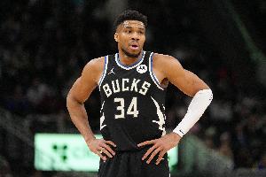 NBA史上仅字母哥一人领跑队史得分、篮板、助攻、抢断、盖帽五项数据，字母险些全项登顶