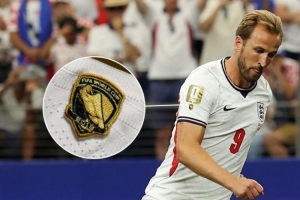 2018世界杯金靴得主凯恩，佩戴FIFA官方定制臂章