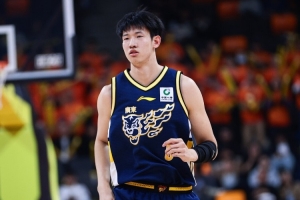 NBA三分线，黄明依洛杉矶特训视频，一分钟连中18记三分