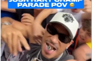 继续演奏音乐继续跳舞！哈特边抽雪茄边至路边 与球迷热情互动