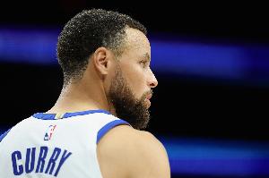 追逐梦想：一知名NBA球星与库里同场训练10分钟即呕吐，随后放弃