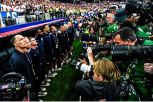 图赫尔对FIFA表示不满：国歌播放时身前50名摄影师直面拍摄，严重影响了我的感受