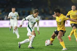 青岛西海岸在中超联赛13轮保持不败，主场以2-1击败海港