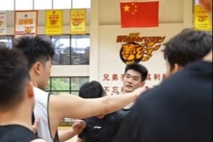 广东男篮分享训练片段：夏季训练团队壮大，休赛期蓄力修炼
