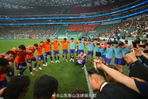 山东泰山客场以0-2负于北京国安，全体队员坚持到底、奋力抵抗