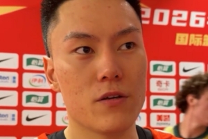 首次代表国家队首发出战是怎样的体验？李弘权：或许是小小心愿得以实现吧。