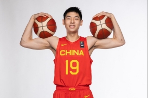 崔永熙重返巅峰，攻防两端助力中国男篮