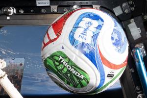足球飞向了太空！FIFA世界杯指定用球已登上国际空间站