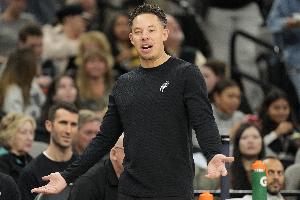 解说：M·布朗无三分能力，与索汉担任中锋效果相似，难以理解马刺的操作