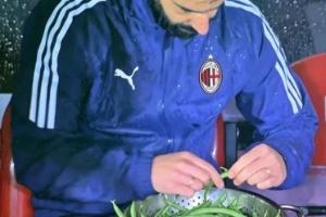 今日搞笑图片：西班牙不再踢TIKI TAKA，改踢TIK TOK了